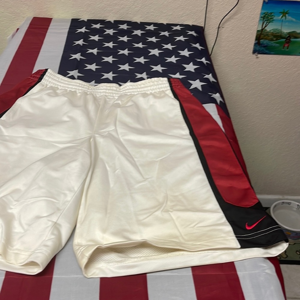 Nike basketball white medium pockets